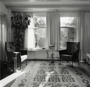 108252 Interieur van een huis aan de Bolstraat te Utrecht: woonkamer.